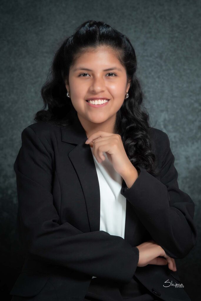 Foto de perfil profesional de mujer con blazer negro, retrato corporativo en Lima