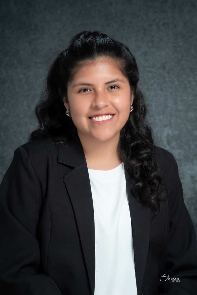 Retrato profesional de mujer con blazer negro sonriendo, foto para LinkedIn en Barranco