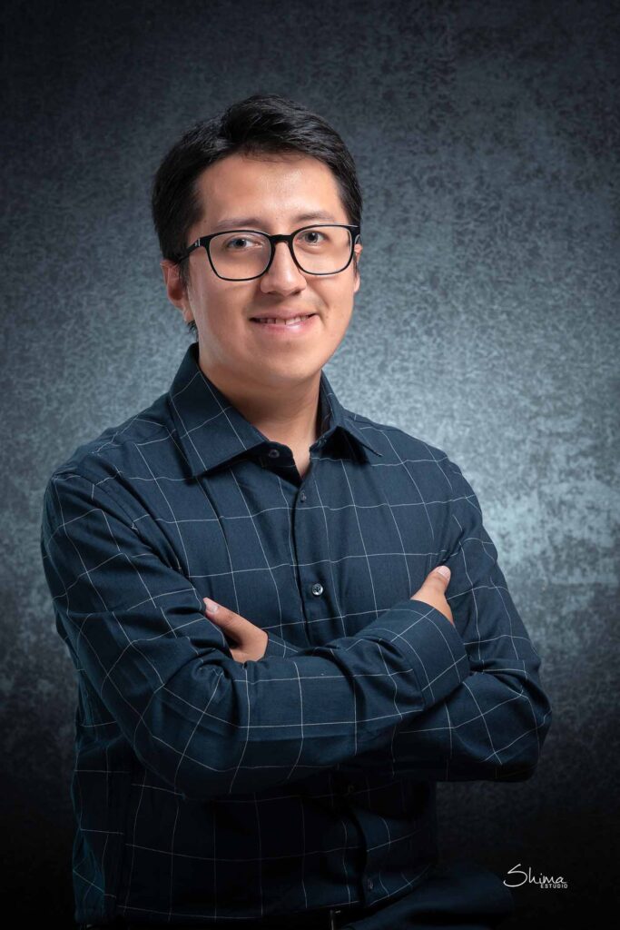 Retrato profesional de hombre con gafas y camisa a cuadros, foto para LinkedIn en Barranco