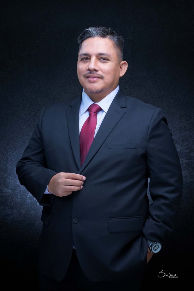 Foto de perfil profesional de hombre con traje y corbata roja, retrato corporativo en Lima