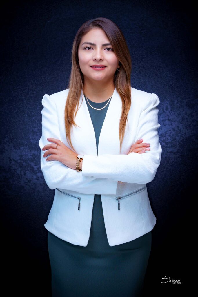 Retrato corporativo de mujer con blazer blanco y brazos cruzados, foto para LinkedIn en Barranco