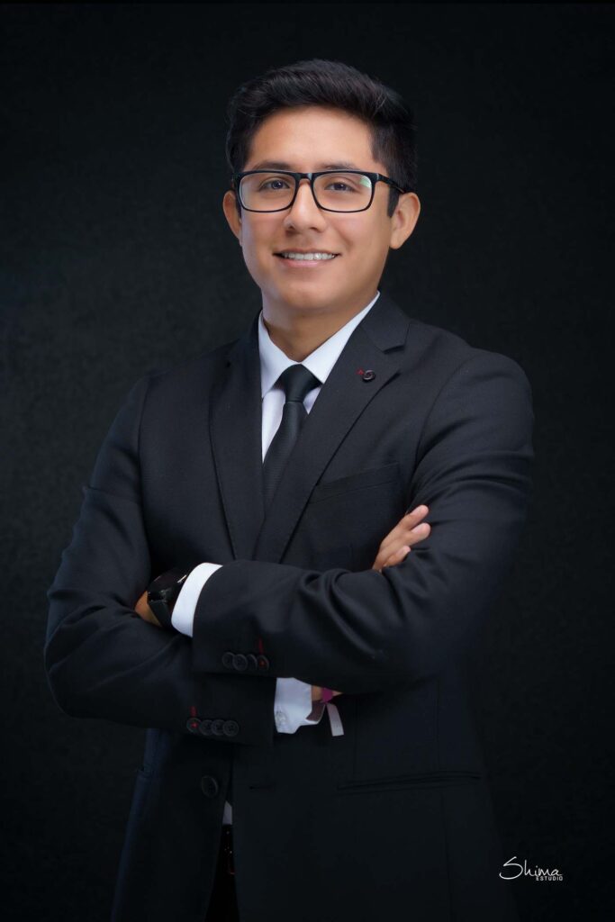 Retrato corporativo de hombre con traje oscuro y gafas, foto para LinkedIn en Shima Estudio, Barranco