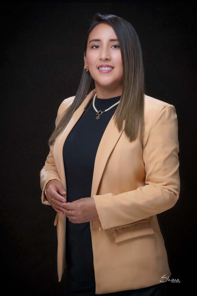 Foto profesional de mujer con blazer beige sobre fondo oscuro, retrato corporativo en Lima