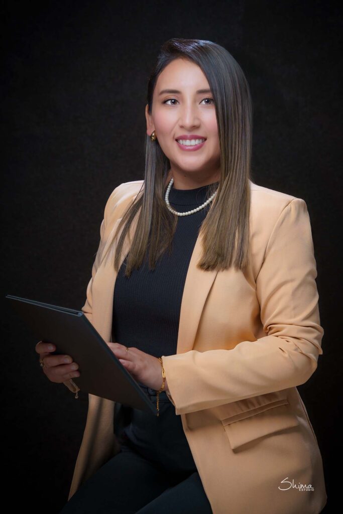Retrato corporativo de mujer con blazer beige sosteniendo una tablet, foto para LinkedIn en Barranco