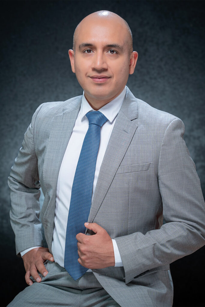 Foto de perfil profesional de hombre con saco gris claro, estudio fotográfico en Lima