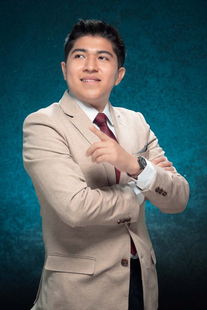 Foto profesional de hombre con saco beige sobre fondo turquesa, retrato corporativo en Lima