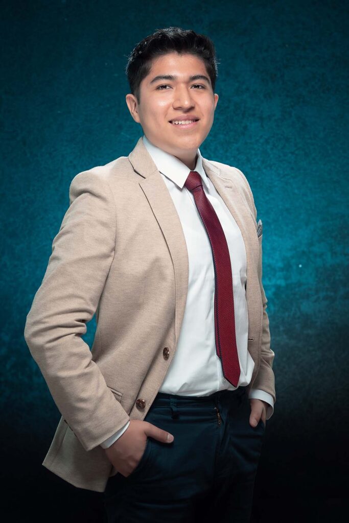 Retrato corporativo de hombre con saco beige y corbata, foto para LinkedIn en Barranco