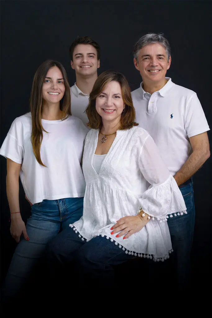 sesión de fotos familiar en estudio fotográfico en Lima