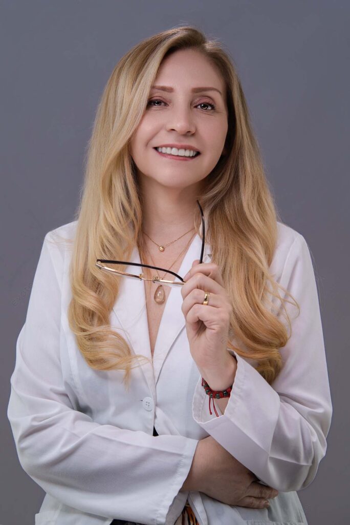 Foto de perfil profesional sobre fondo gris, retrato corporativo en Shima Estudio, Barranco