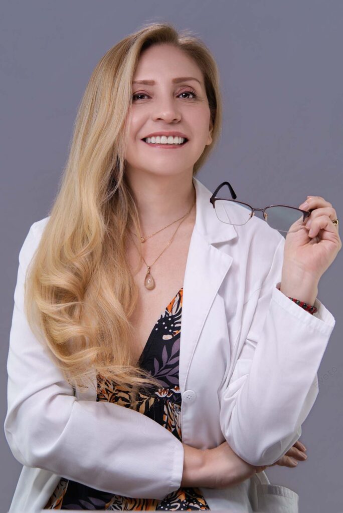 Retrato profesional de mujer de brazos cruzados con gafas en la mano, foto para LinkedIn en Lima