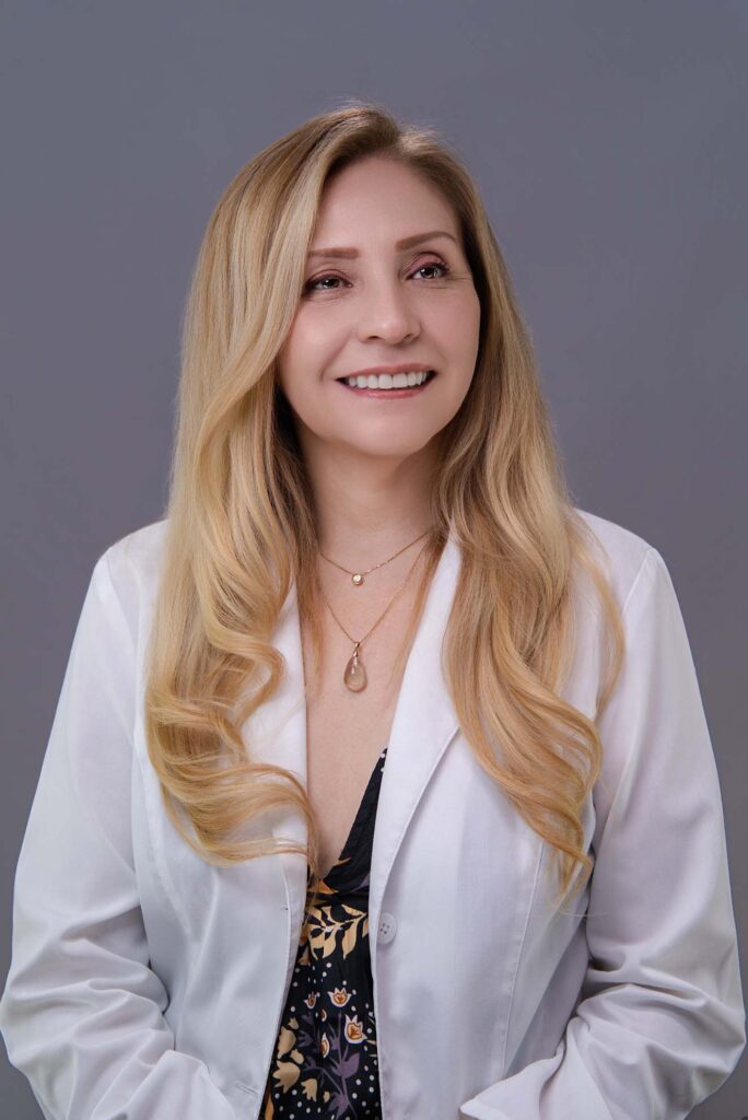 Foto corporativa de mujer con blazer blanco y blusa estampada, estudio fotográfico en Barranco