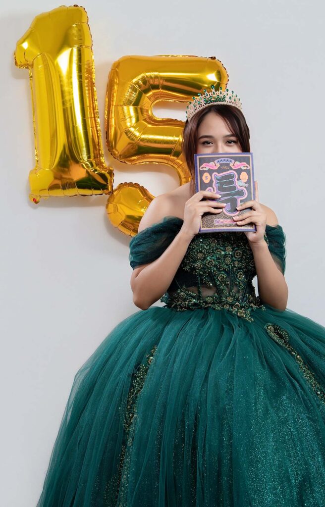 Quinceañera con vestido verde y globos dorados de 15, sesión de 15 años en estudio, Barranco