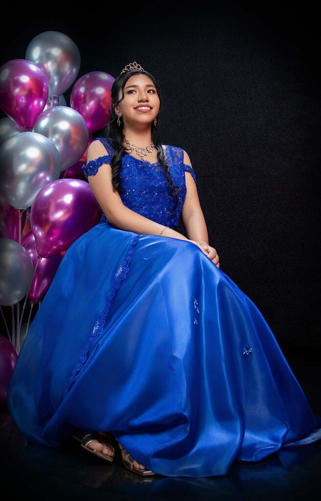 Quinceañera con vestido azul y globos plateados, sesión de fotos de 15 años en estudio, Lima